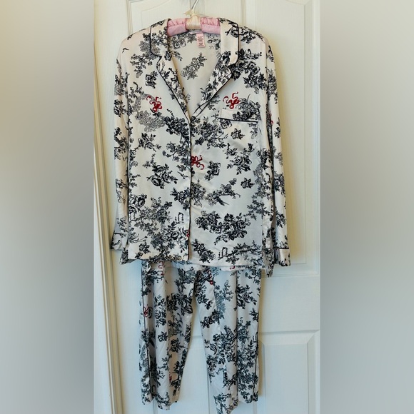 NWOT Victoria’s Secret Satin Pajama Set - Picture 2 of 7